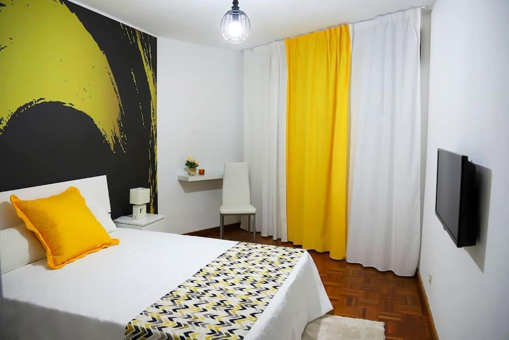 Downtown 5min Marina + 2 Bedroom + Parking Leilighet