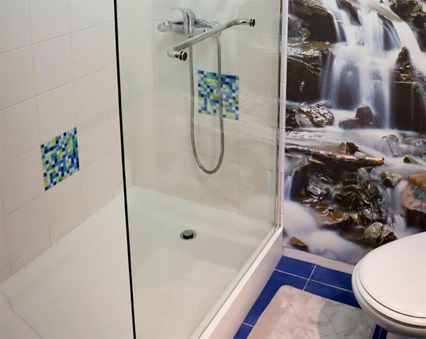 Downtown 5min Marina + 2 Bedroom + Parking Leilighet *